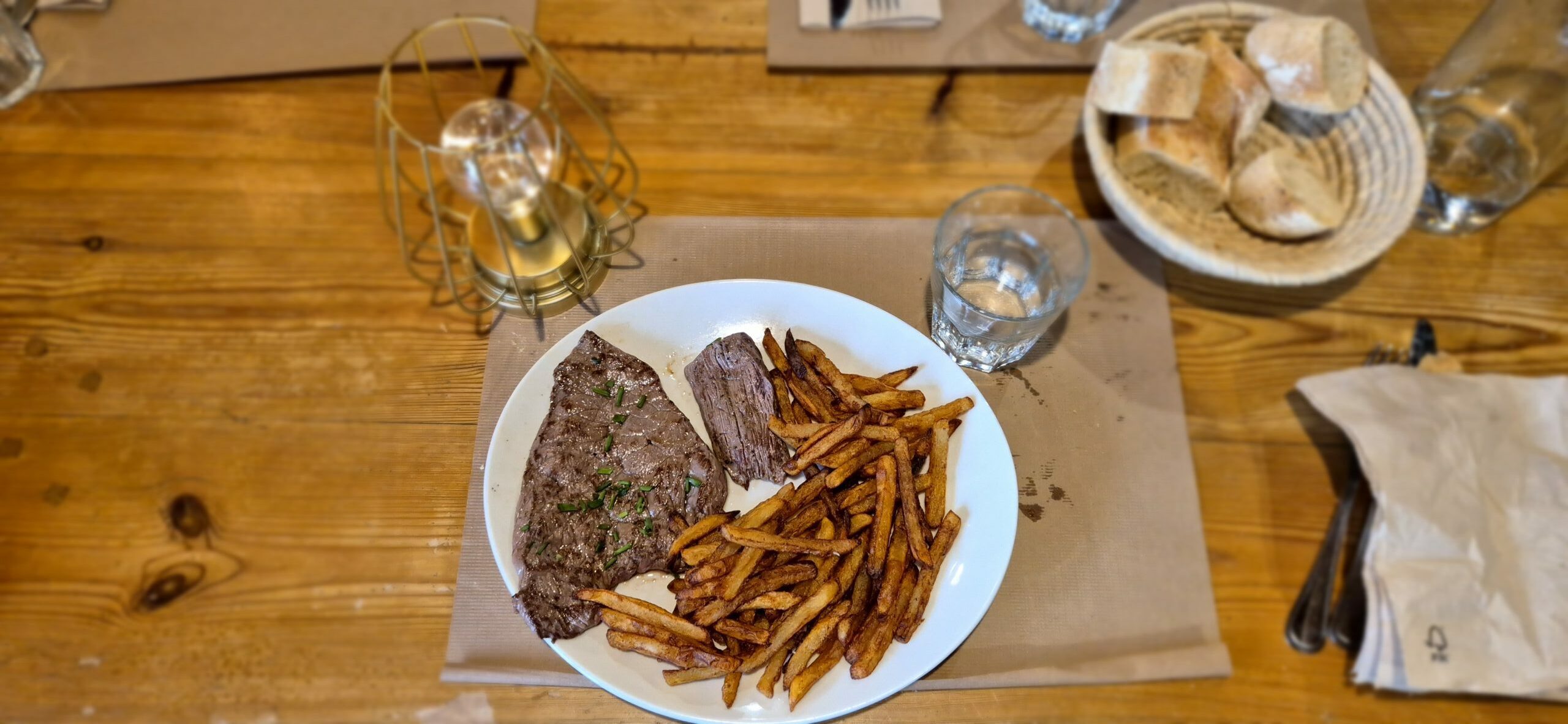 Bœuf Aubrac - Frites Repas, plats, Bouviers, Lozère, Occitanie, Ski, Montagne, Auberge, nature, chalets, sauna, VTT, Biathlon, traineaux, chiens, randonnées